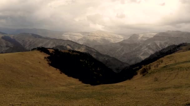 Voo aéreo sobre uma encosta montanhosa a descer. Tomado por drone na primavera — Vídeo de Stock