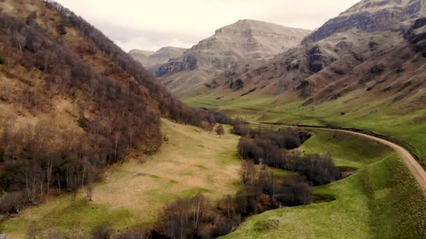 Légi járat egy hegyi hágón át az út felett. Tavasszal vette el egy drón. — Stock videók