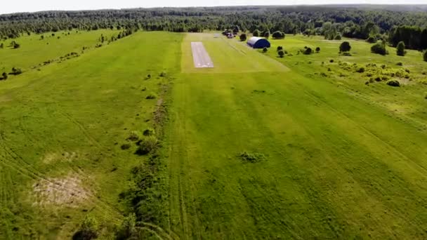 Das Flugzeug landet auf der Landebahn. Ich-Perspektive, aufgenommen per Drohne — Stockvideo