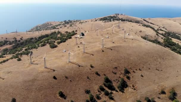 Luchtvlucht naar de windmolens op de top van de berg. Genomen door een drone — Stockvideo