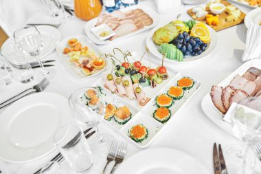 Lezzetleri ile güzel bir masada üst görünümü. Restoranda havyar, kanepe ve sandviç içeren leziz yemekler. Gıda