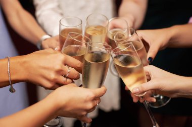 Otelde şampanyalı parti. Neşeli bekarlığa veda partisi.