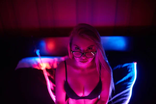 Una chica sexy está iluminada por una luz de neón. Concepto de club nocturno . —  Fotos de Stock
