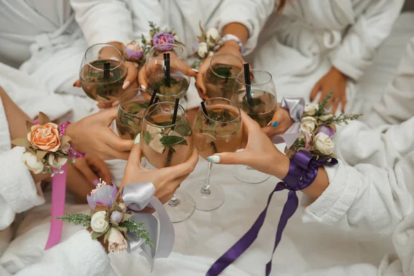 Fête à l'hôtel avec champagne. Joyeux enterrement de vie de garçon . — Photo