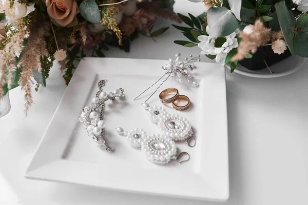 美しい結婚指輪結婚式のアクセサリーの明るい写真。被写体写真. — ストック写真
