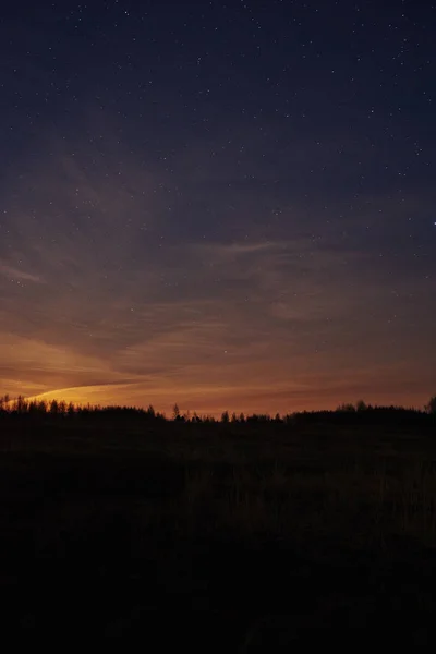 Himlen med stjärna vid sjön i skymningen efter solnedgången. — Stockfoto