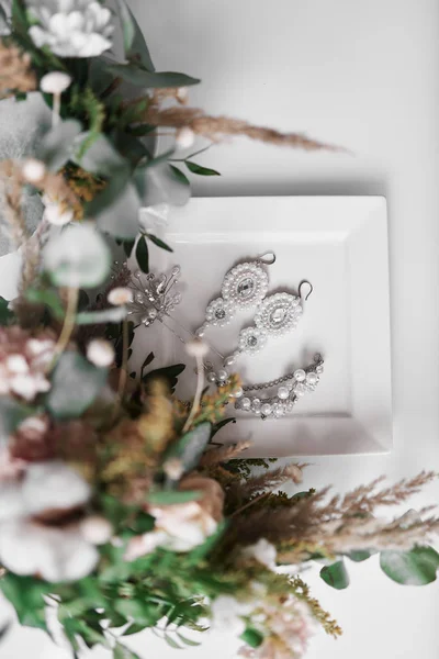 Gyönyörű jegygyűrű. Ragyogó képek esküvői kiegészítők. Tárgy fotózás. — Stock Fotó