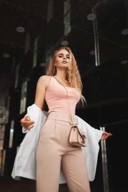 Uzun boylu, güzel bir kız. Büyük bir şehirde iş.