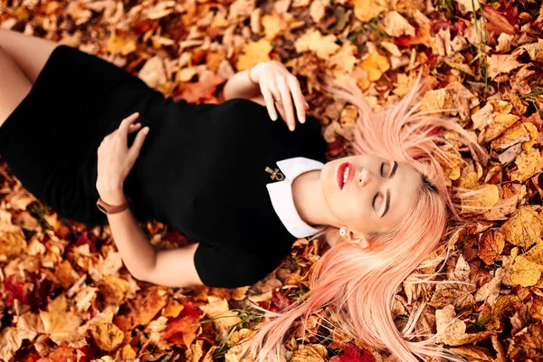 Девушка Розовыми Волосами Гуляет Осеннем Парке — стоковое фото