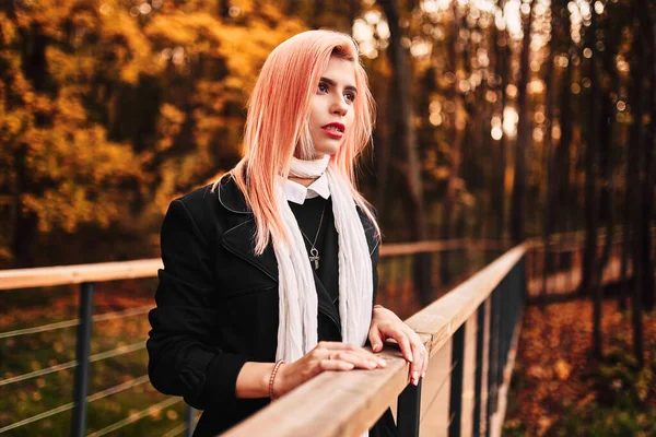 Дівчина Рожевим Волоссям Гуляє Осінньому Парку — стокове фото