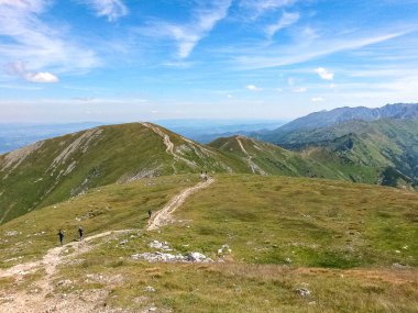 Tatra Dağları yazın yol alır