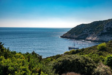 Bisevo, Hırvatistan. Dalmaçya 'nın en büyük turistik yerlerinden birine sahip güzel ada 