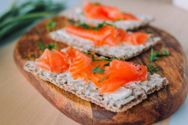 Chia tohumu ve krem peynirli somon tostu, tipik İsveç tarifi.