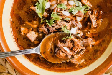 Geleneksel birria de res, Meksika usulü Jalisco usulü sığır çorbası. Bir kaşıkla yahninin yakın plan görüntüsü.