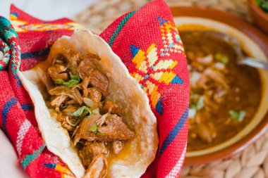 Taco de Birria 'ya yakın çekim. Bu Meksika, Jalisco 'dan tipik bir tako baharatlıdır ve genellikle Meksika usulü sığır eti güveciyle yenir.