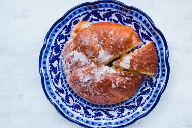 Pan de Muertos 'un geleneksel talavera yemeği üzerindeki en iyi manzarası, Meksika' dan tipik tatlı ekmek.
