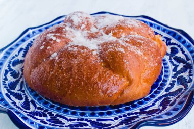 Geleneksel bir talavera tabağında Meksika usulü tatlı ekmek Pan de Muertos