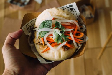 El ele tutuşmalar gua bao, hirata çörekleri, bao çörekleri, guabao veya baozi (geleneksel Asya sandviçi). Fuzhou 'dan Çin yemeği, Hong Kong' da Cha Bao ve Japonya 'da kakuni manju. Flatlay instagram biçimi 