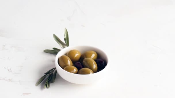 Olio Oliva Spalmato Sulle Olive Mediterranee Fondo Bianco — Video Stock