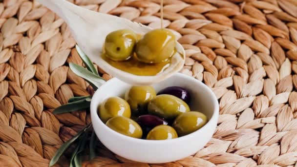 Oliven Und Olivenöl Auf Rustikalem Hintergrund — Stockvideo