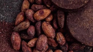 Meksika çikolatası, kakao tozu ve kakao üstü manzaralı, geleneksel bir metatede. Kakao fasulyesi ya da kakao parçaları geleneksel olarak Oaxaca 'da kızartılır..