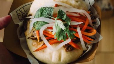 El ele tutuşmalar gua bao, hirata çörekleri, bao çörekleri, guabao veya baozi (geleneksel Asya sandviçi). Fuzhou 'dan Çin yemeği, Hong Kong' da Cha Bao ve Japonya 'da kakuni manju..