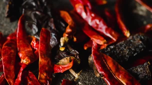 Vídeo Chiles Mexicanos Primer Plano Variedad Seca Incluyendo Chile Ancho — Vídeos de Stock