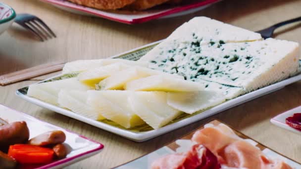 チーズとパンのアイソメトリックビデオ スペイン産のタパス — ストック動画