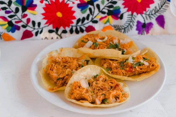 Tacos Tradicionales Con Tinga Pollo Sobre Mantel Bordado México —  Fotos de Stock