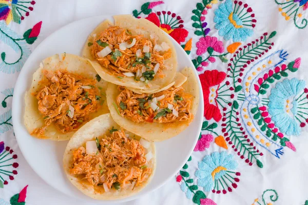 Auténticos Tacos Tinga Pollo Sobre Mantel Mexicano Bordado — Foto de Stock