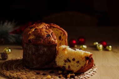 Panettone keki ve kuru üzümlü dilimler.