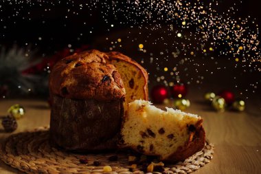 Panettone - Geleneksel İtalyan Noel pastası ve Noel bağcıkları
