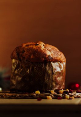 Panetone (geleneksel İtalyan Noel tatlısı). Dikey bileşim