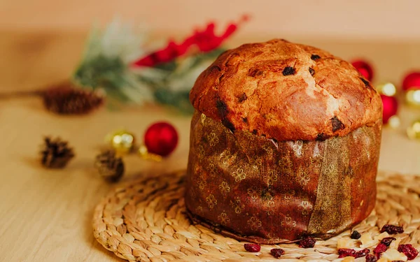 Panetone Noel süsleriyle çevrili.