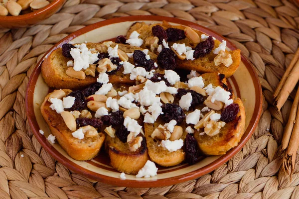 Capirotada Plato Arcilla Tradicional Gastronomía Mexicana Imagen De Stock