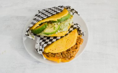 Beyaz arkaplandaki Arepa, en üstteki görünüm