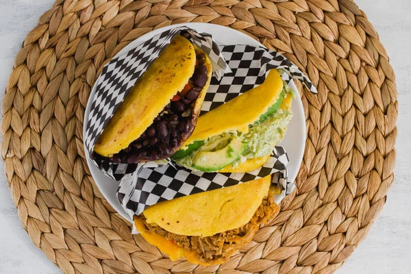 Arepas Sobre Fondo Rústico — Foto de Stock