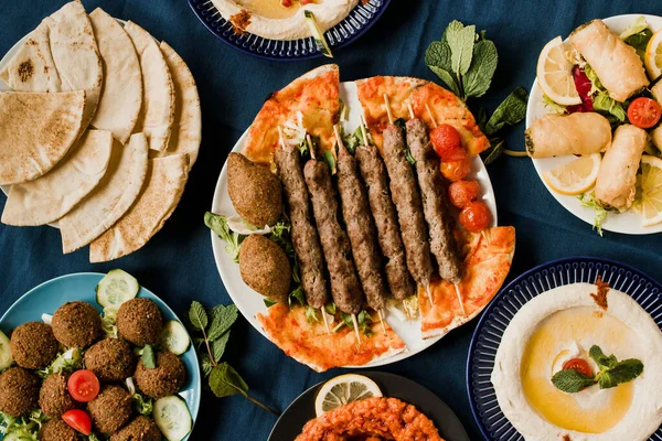 Geleneksel Arap Mutfağı Kebap Kibbe Falafel Muhammara Pita Ekmeği Humus — Stok fotoğraf