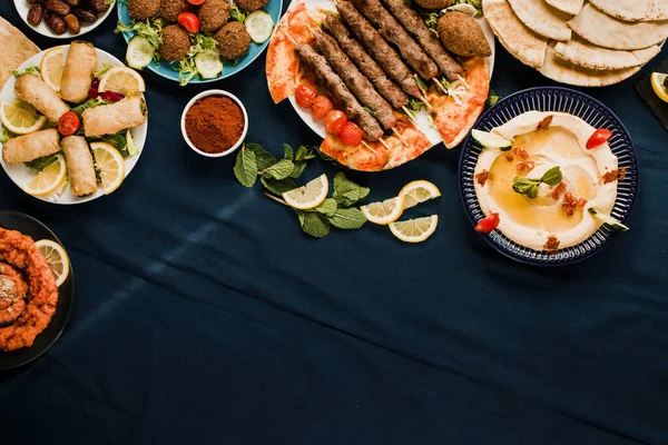 Arap Mutfağı Bir Masada Kopyalama Alanı Olan Geleneksel Yemekler — Stok fotoğraf