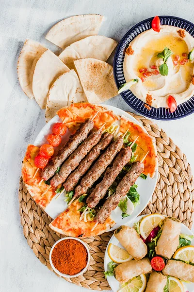 Carne Kebab Moutabal Hummus Berenjena Con Pan Pita — Foto de Stock
