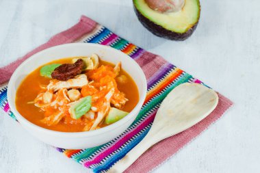 Avokado ve kaşık ile Caldo Tlalpeno