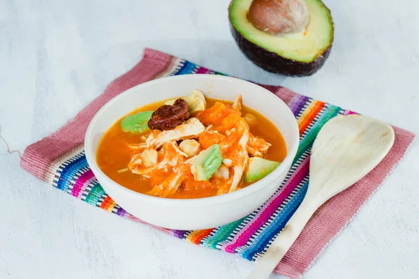 Caldo Tlalpeno Con Aguacate Cuchara —  Fotos de Stock