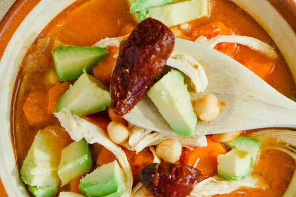 Caldo Tlalpeo Con Una Cuchara Mostrando Ingredientes —  Fotos de Stock