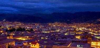 Peru 'da seyahat. Dağların arka planına karşı Cusco şehri.