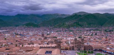 Peru 'da seyahat. Dağların arka planına karşı Cusco şehri.