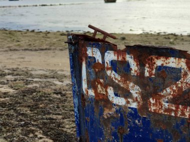 Duver, St. Helen 's, Wight Adası' ndaki kumsalda mavi paslı eski bir tekne..