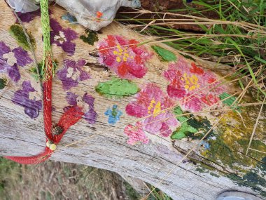 Duver, St. Helen 's, Wight Adası' ndaki Peri Ağacı 'nda elle boyanmış resimler.