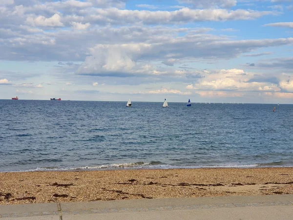 三艘游艇在美丽的夏日航行在怀特岛的圣海伦海滩 — 图库照片