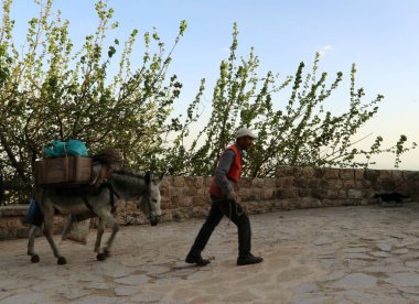 Mardin-Hindi-26-06-2020-Coronavirus süreci sırasında, cuma namazı sosyal mesafeyi dikkate alarak yerine getirildi..