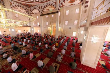 Mardin-Hindi-26-06-2020-Coronavirus süreci sırasında, cuma namazı sosyal mesafeyi dikkate alarak yerine getirildi..